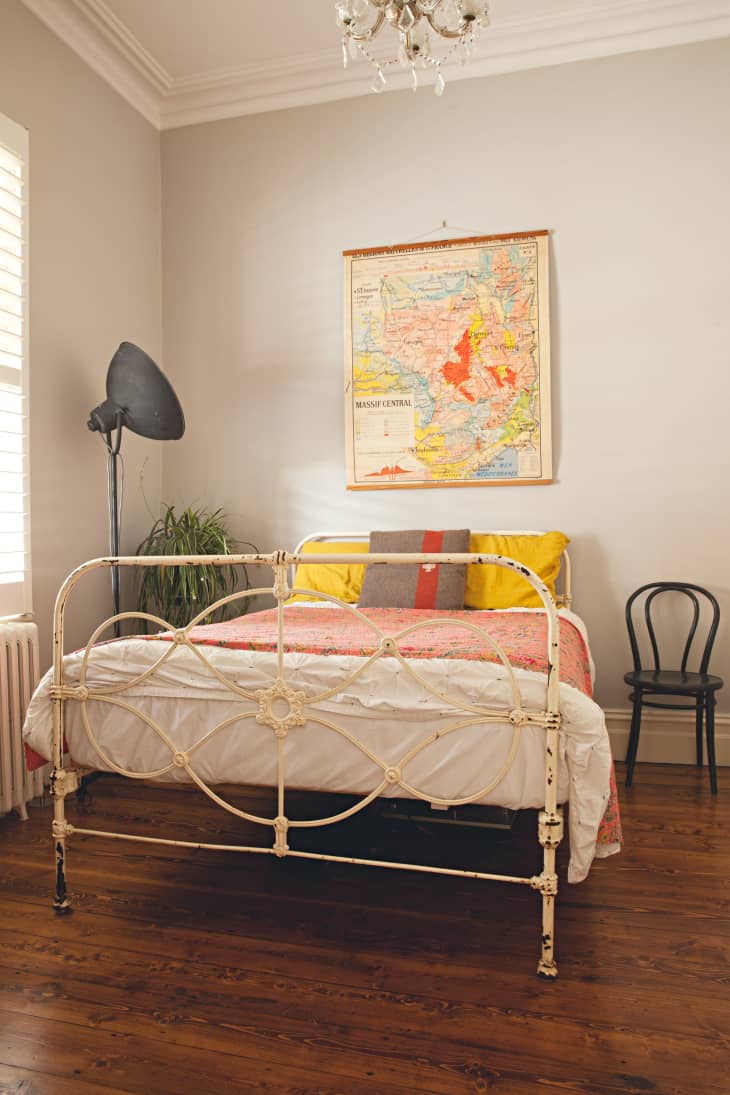 Frame behind deals bed